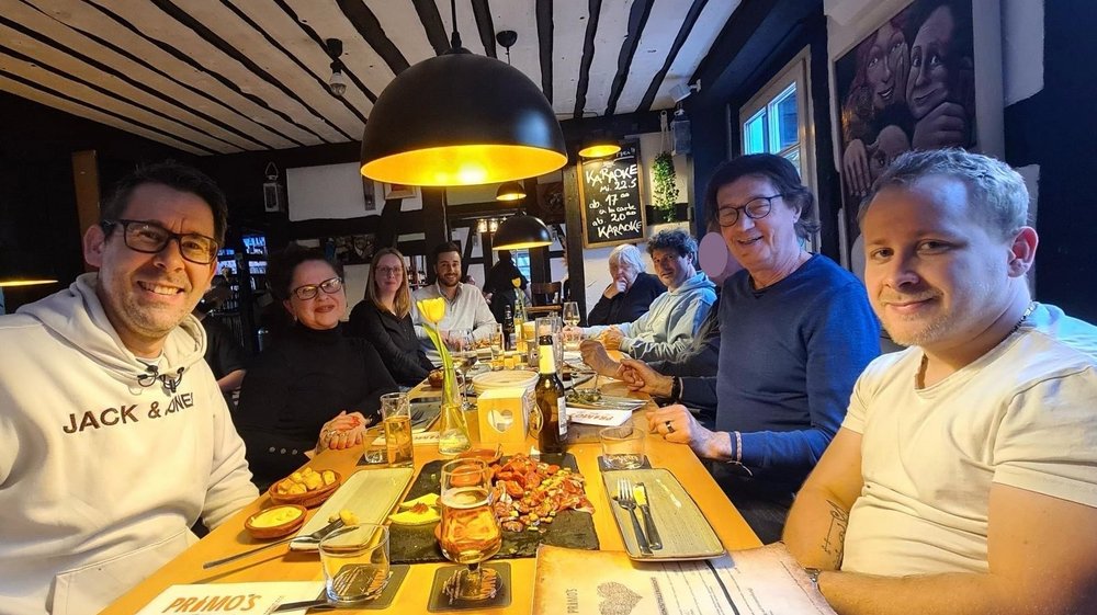 Bild von 8 Personen an einem Esstisch in einem Restaurant