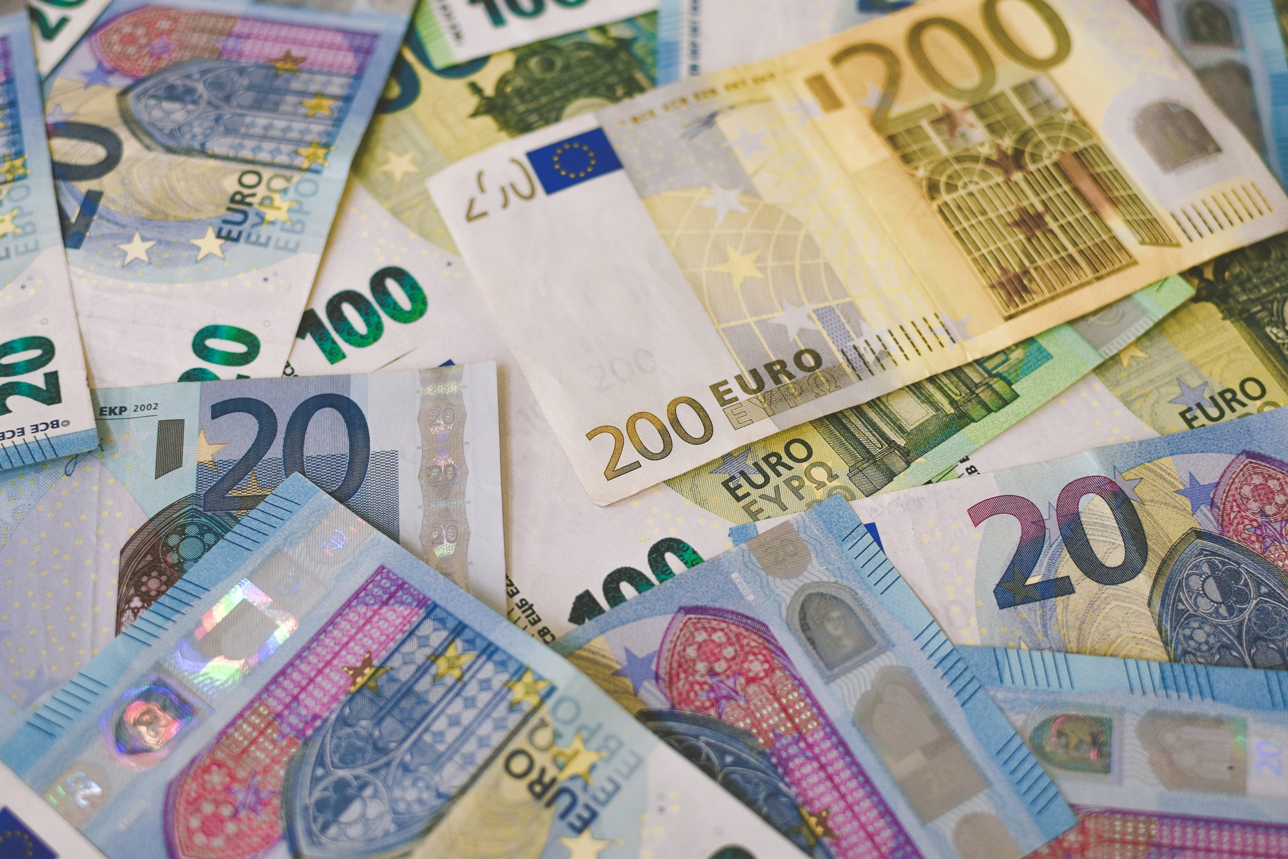 Verschiedene Euro-Geldscheine übereinander liegend
