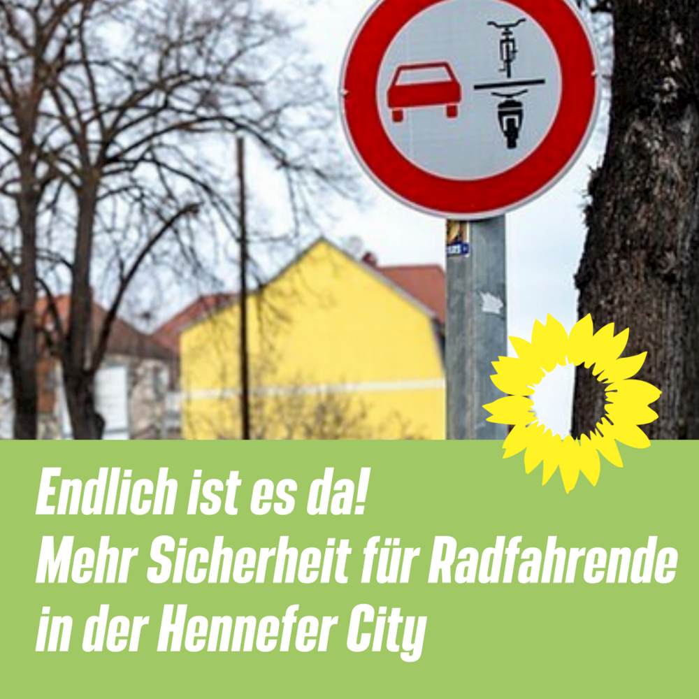Verkehrsschild mit rotem Kreis, links rotes Auto, links schwarz Fahrrad und Mofa und unten dem Text "Endlich ist es da! Mehr Sicherheit für Radfahrende in der Hennefer City"