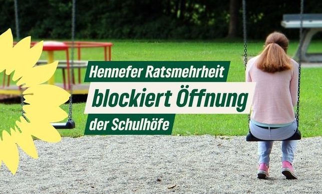 2 Schaukeln über einer Kiesfläche vor einem Rasen mit dem Text "Hennefer Ratsmehrheit blockiert Öffnung der Schulhöfe"