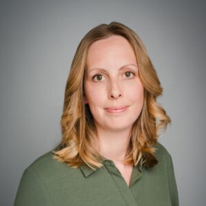 Portraitaufnahme Tanja Effers vor grauem Hintergrund