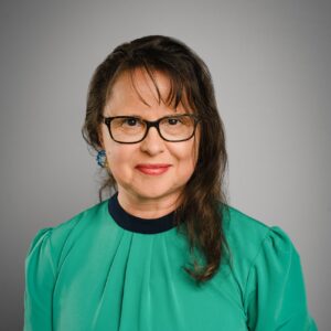 Portraitaufnahme Helene Hanselmann-Jukin vor grauem Hintergrund