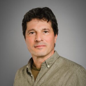 Portraitaufnahme Andreas Lohscheidt vor grauem Hintergrund