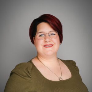 Portraitaufnahme Sabrina Weinert vor grauem Hintergrund