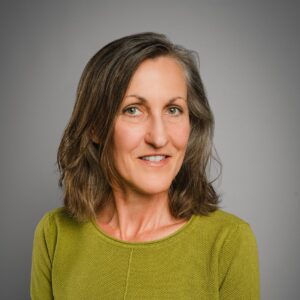 Portraitaufnahme Sabine Widmaier vor grauem Hintergrund