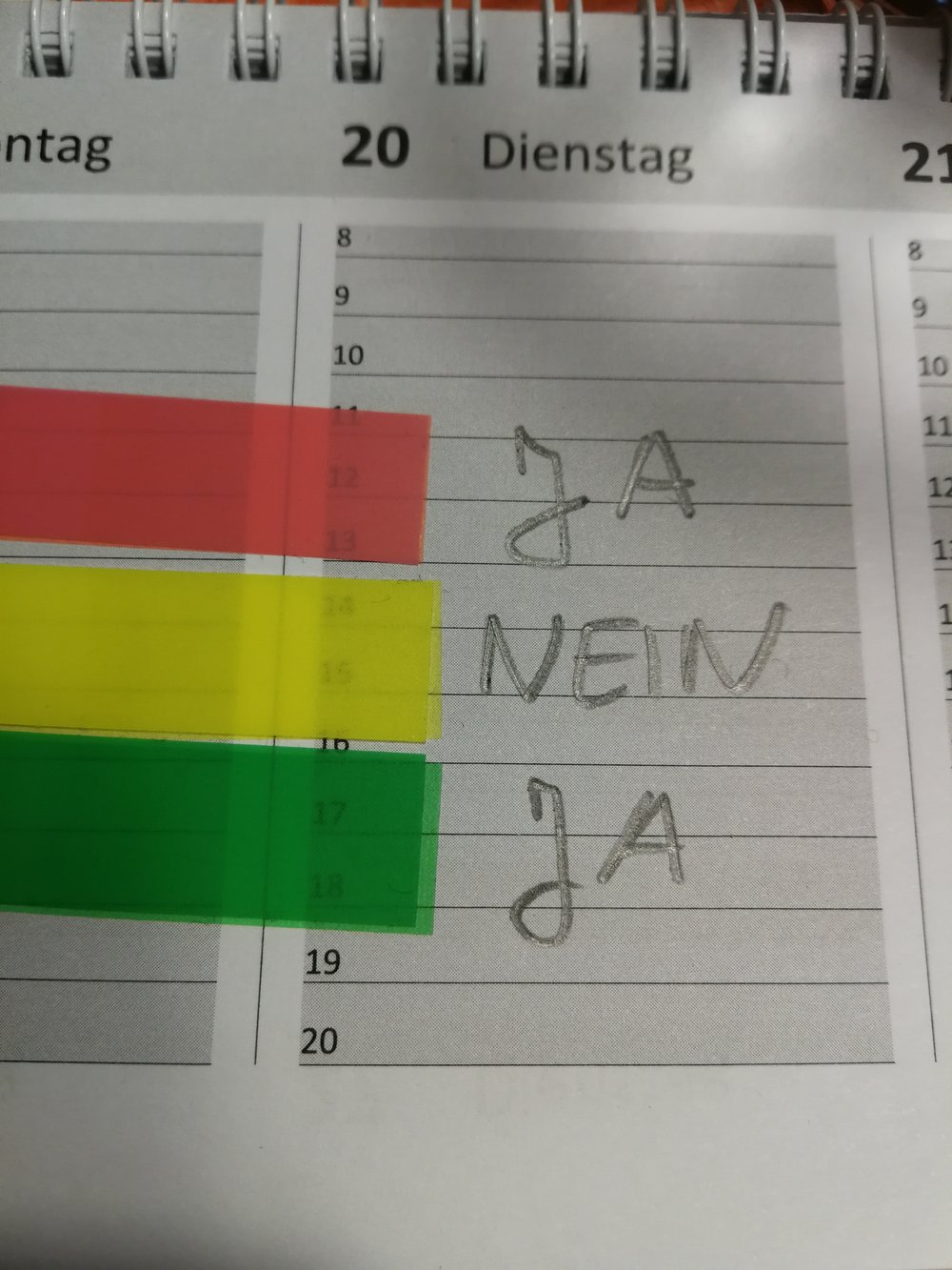 Tischkalender 20. Dienstag einem roten, einem gelben und einem grünen Aufkleber und daneben ja, nein, ja