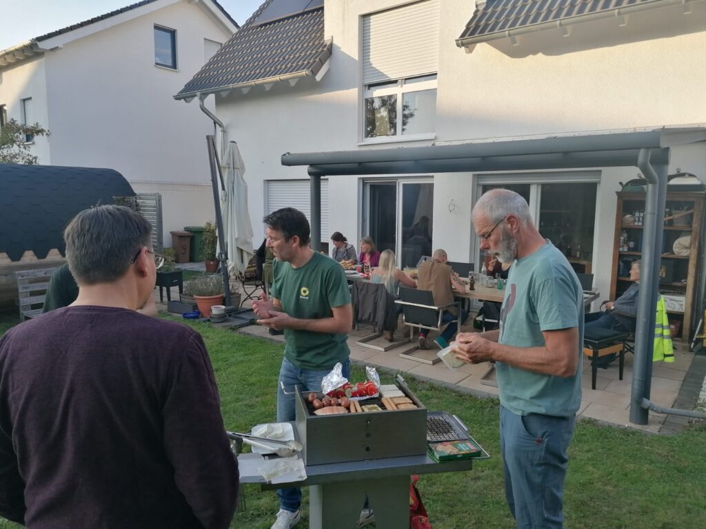 Mitglieder des Ortsverbandes Hennef beim Grillen im Garten