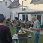Mitglieder des Ortsverbandes Hennef beim Grillen im Garten